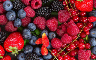 Nahaufnahme verschiedener bunter Beeren – reich an Flavonoiden und natürlichen Antioxidantien