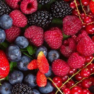 Nahaufnahme verschiedener bunter Beeren – reich an Flavonoiden und natürlichen Antioxidantien