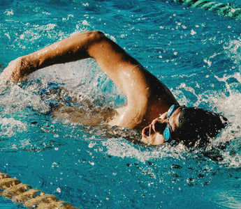 Schwimmer im Becken 