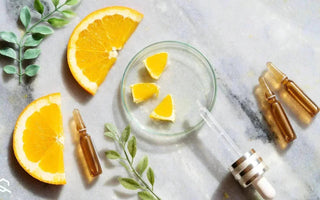 Zitronenscheiben neben kleineren Zitronenstücken in einer Petrischale, einer Pipette und Ampullen