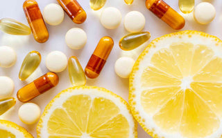 Vitaminhaltige Zitronen und Vitamin Präparate 