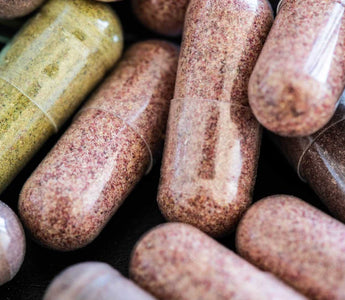 verschiedene Nahrungsergänzungsmittel in Kapseln