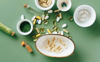 verschiedene Nahrungergänzungsmittel in Kapsel und Pulverform 