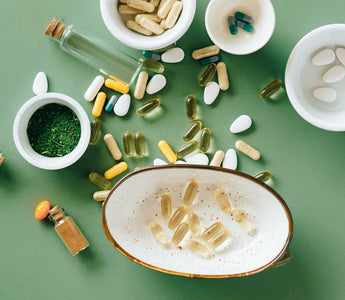 verschiedene Nahrungergänzungsmittel in Kapsel und Pulverform 