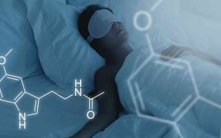 schlafende Person mit Schlafmaske im Bett im Hintergrund und chemische Strukturformel von Melatonin im Vordergrund