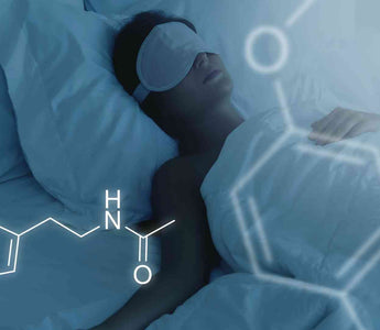 schlafende Person mit Schlafmaske im Bett im Hintergrund und chemische Strukturformel von Melatonin im Vordergrund
