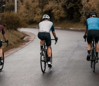 drei Radsportler auf der Straße
