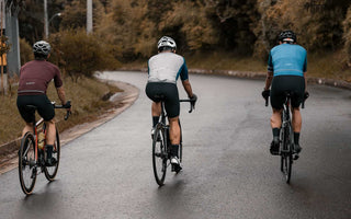drei Radsportler auf der Straße