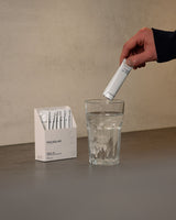 Kreatin Sticks in Wasserglas