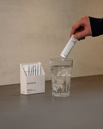 Kreatin Sticks in Wasserglas